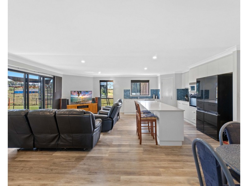 18 Farmer Drive, Meringandan West QLD 4352