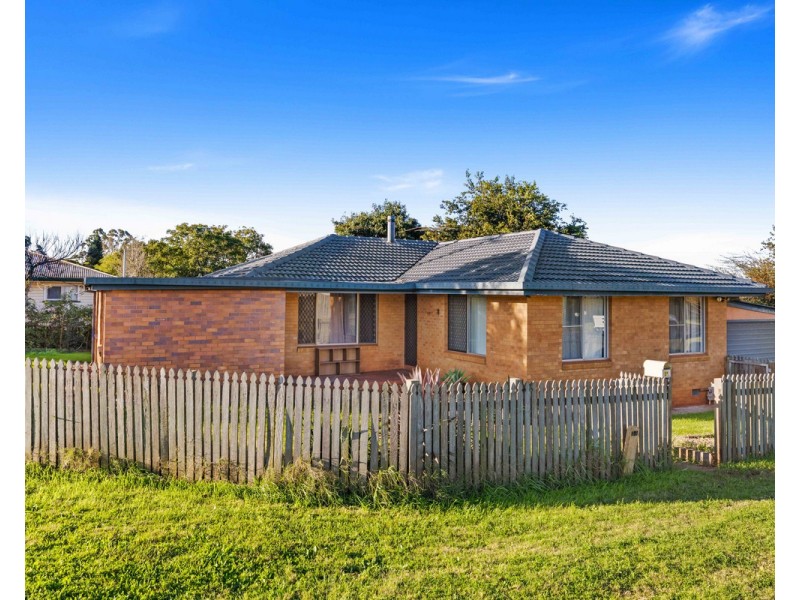 27 Makepeace Street, Rockville QLD 4350