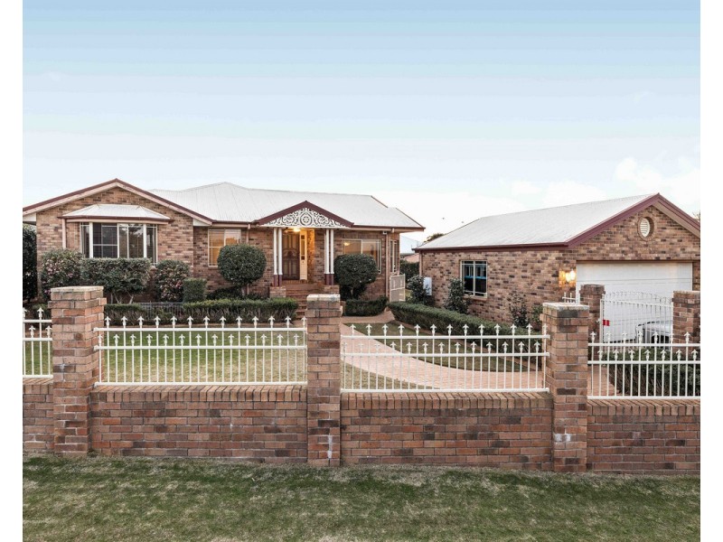 1 Sunflower Close, Middle Ridge QLD 4350