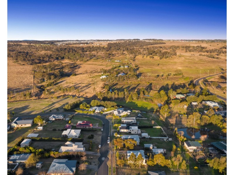 39 Phipps Drive, Meringandan West QLD 4352