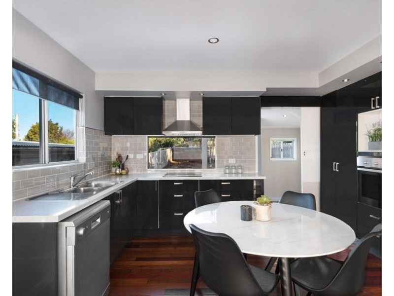 6 Reginald Street, Mount Lofty QLD 4350