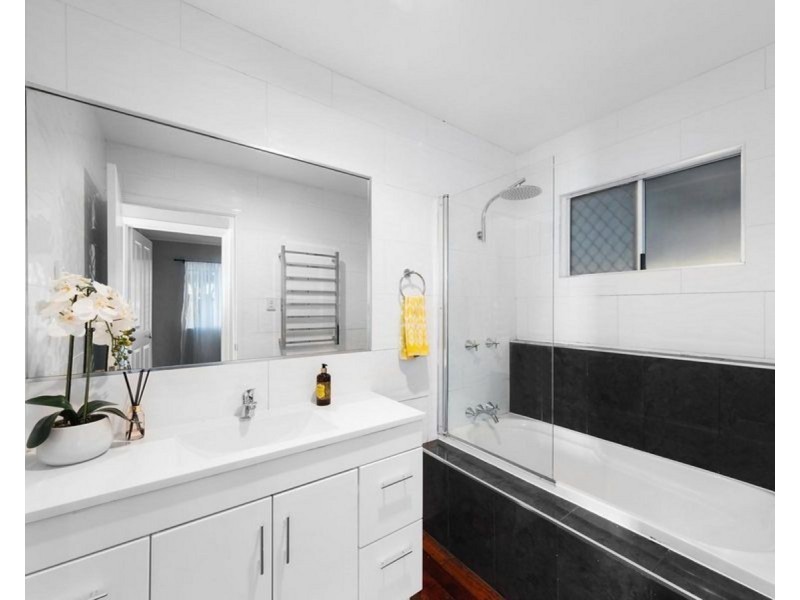 6 Reginald Street, Mount Lofty QLD 4350