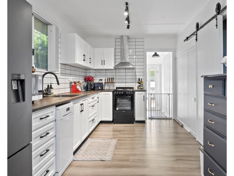 1 Alfred Street, Mount Lofty QLD 4350