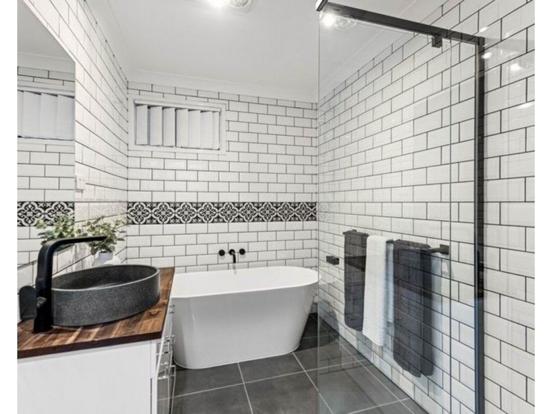 1 Alfred Street, Mount Lofty QLD 4350