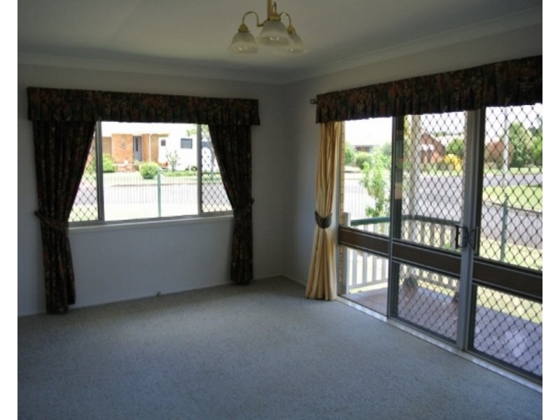 11 Matthews Street, Harristown QLD 4350