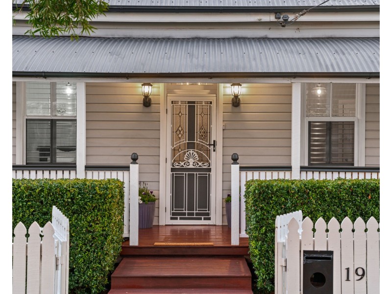 19 Edward Street, East Toowoomba QLD 4350