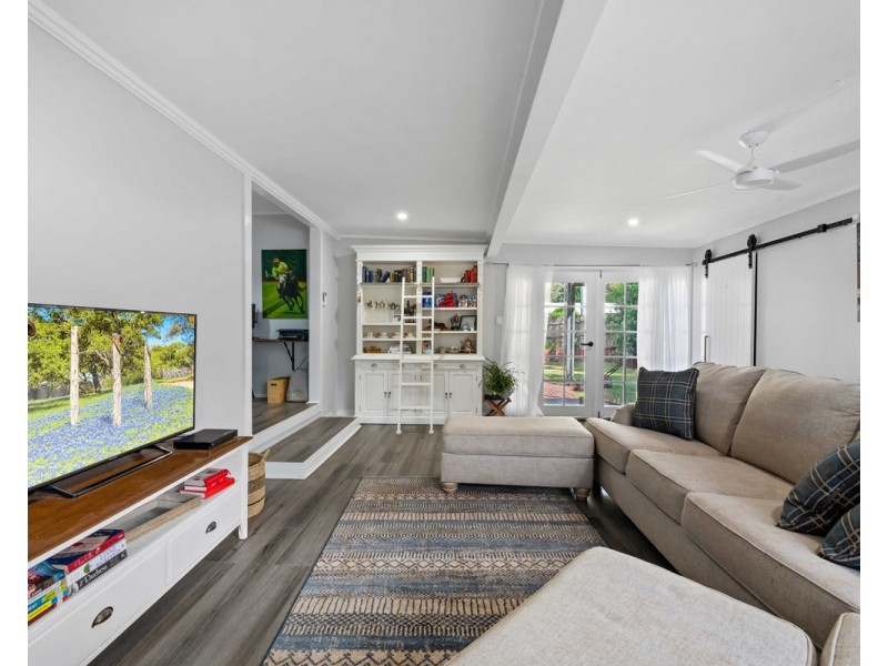 1 Alfred Street, Mount Lofty QLD 4350