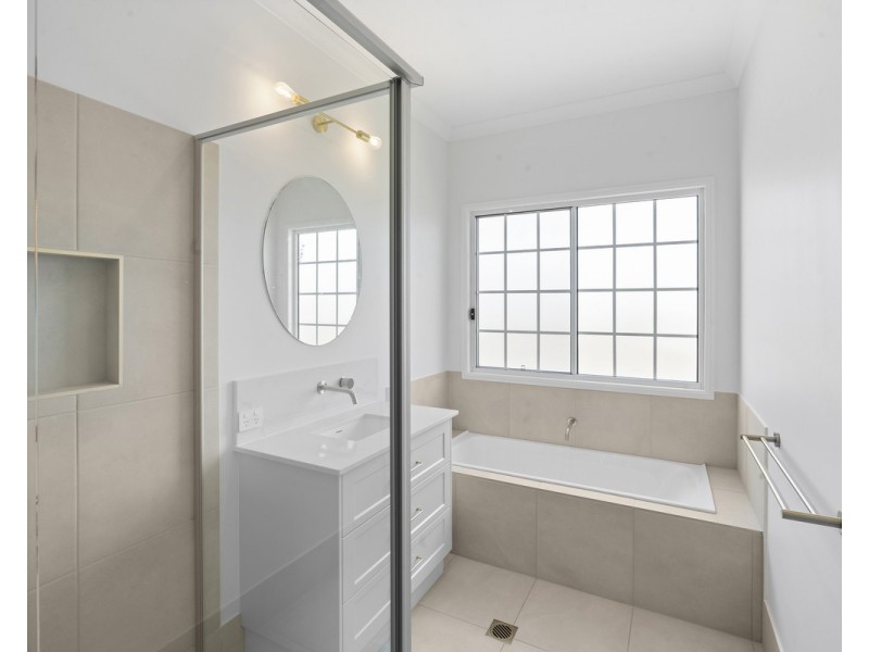 1 Daintree Crescent, Meringandan West QLD 4352