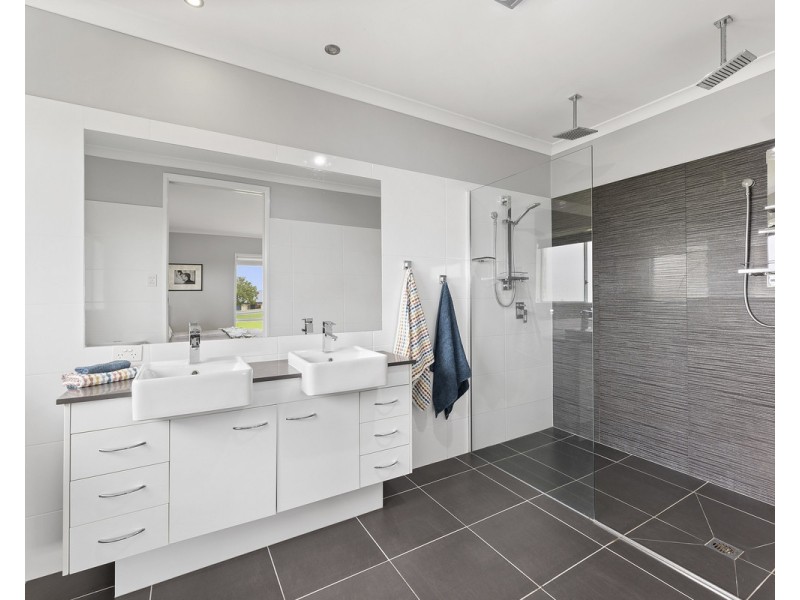 36 Hilltop Drive, Gowrie Junction QLD 4352