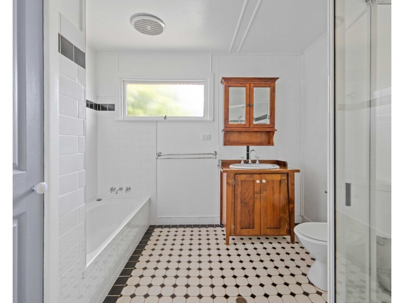 17 Berghofer Street, Rockville QLD 4350