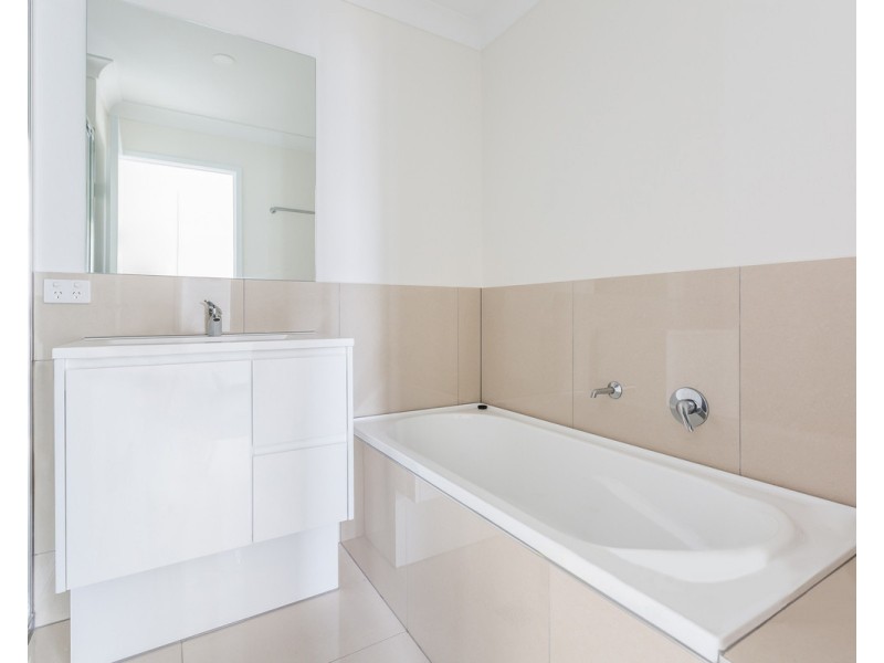 2/11 McInnes Crescent, Glenvale QLD 4350