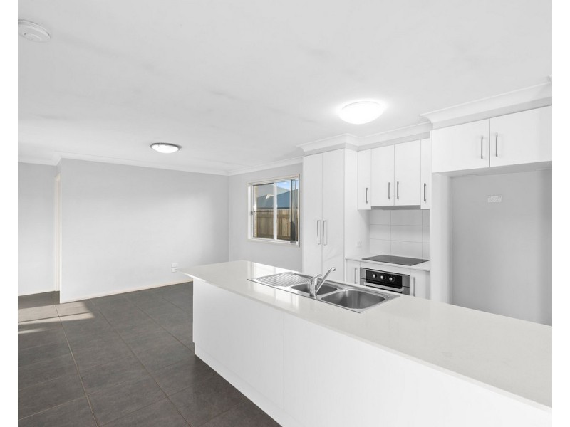 2/227 Greenwattle Street, Cranley QLD 4350