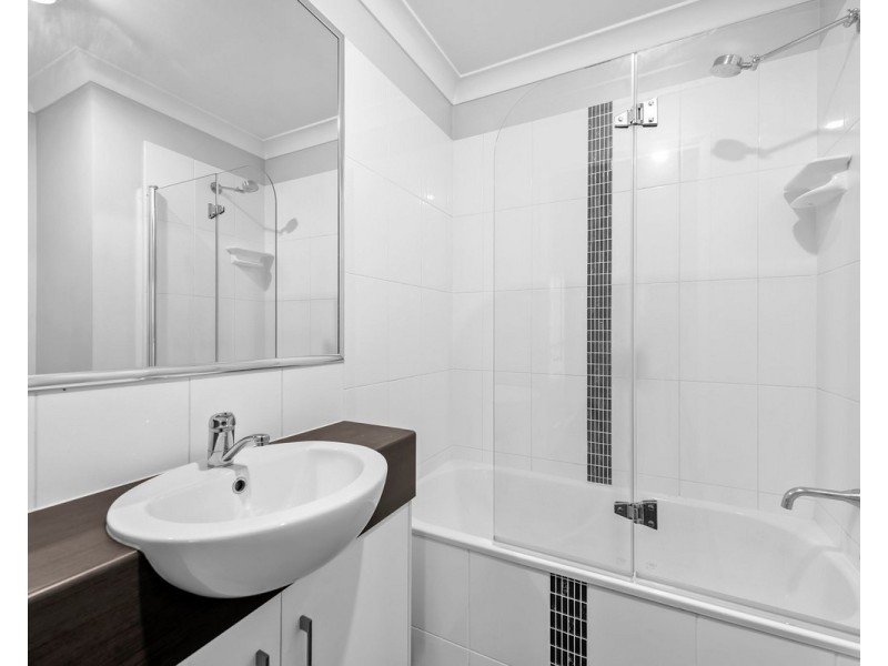 2/227 Greenwattle Street, Cranley QLD 4350