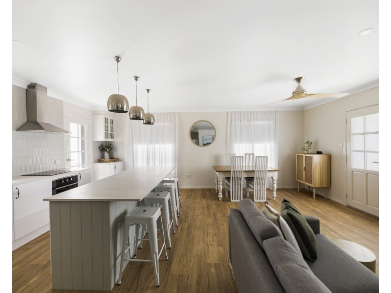 37 North Street, Mount Lofty QLD 4350