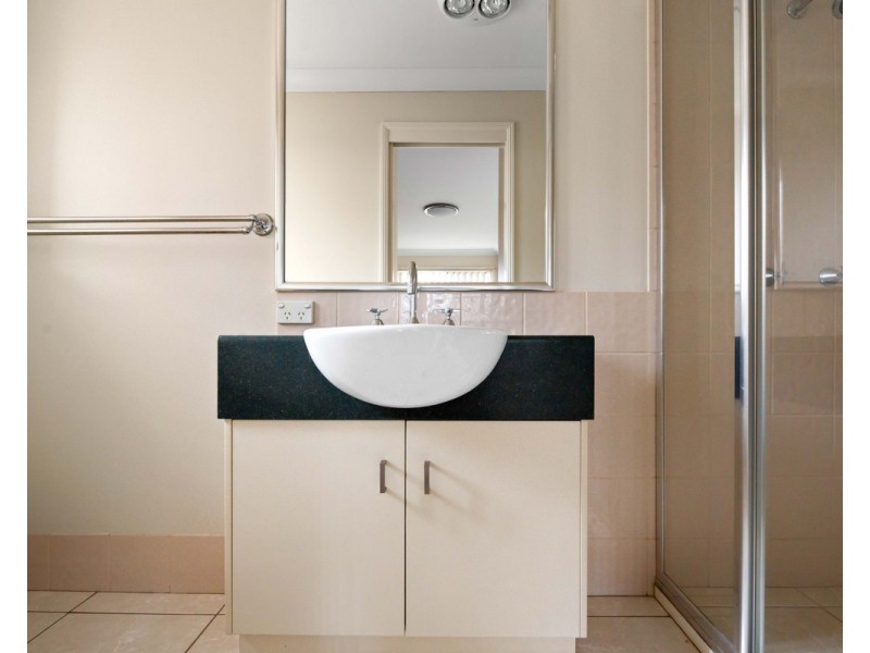 4/11 Gladstone Street, Newtown QLD 4350