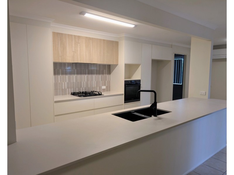 1 Zinnia Court, Middle Ridge QLD 4350