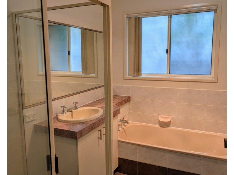 1 Zinnia Court, Middle Ridge QLD 4350