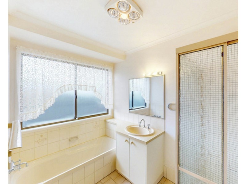 4 Whalan Court, Kearneys Spring QLD 4350