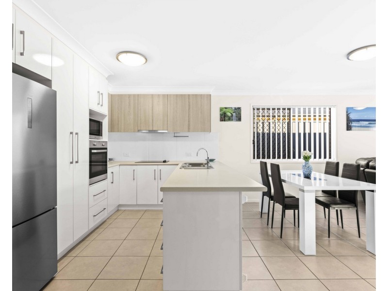 2/3 Esmond Street, Rockville QLD 4350