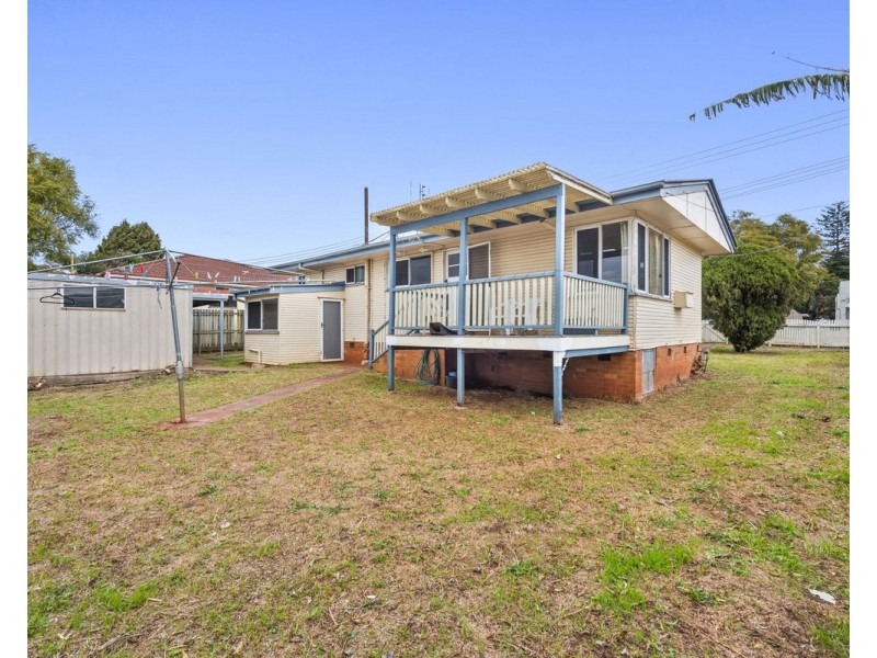 8 Hampton Street, Newtown QLD 4350