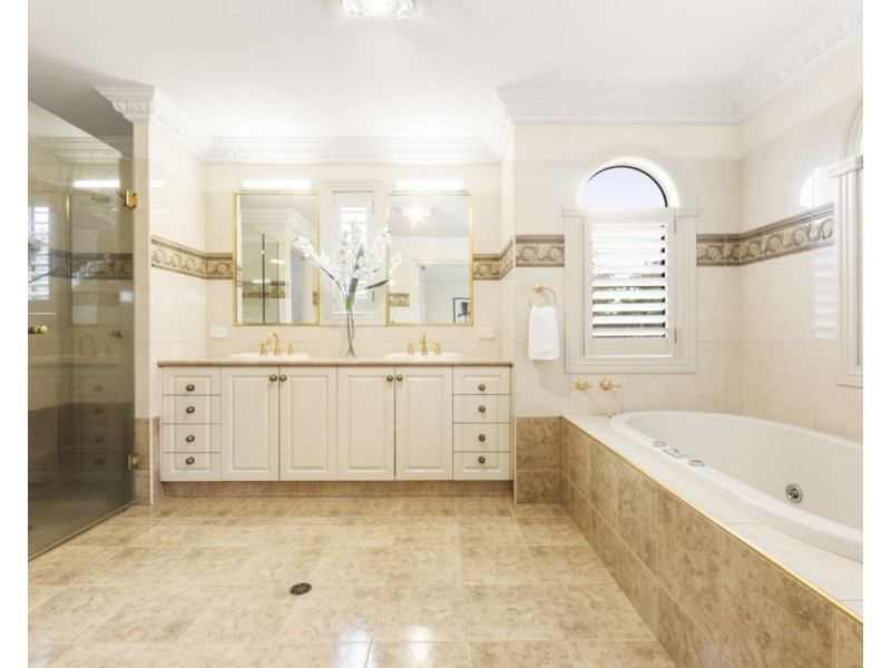 9 Montclair Close, Middle Ridge QLD 4350