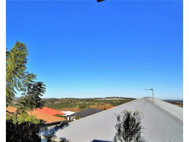 5 Dodson Crescent, Mount Kynoch QLD 4350