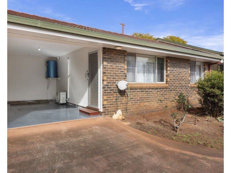 2/373 Tor Street, Newtown QLD 4350