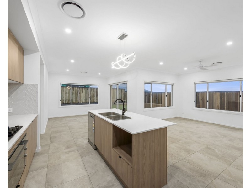 33 Kynoch Crescent, Mount Kynoch QLD 4350