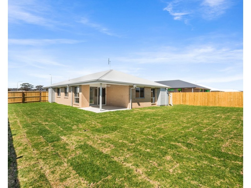8 Maynes Street, Rosenthal Heights QLD 4370