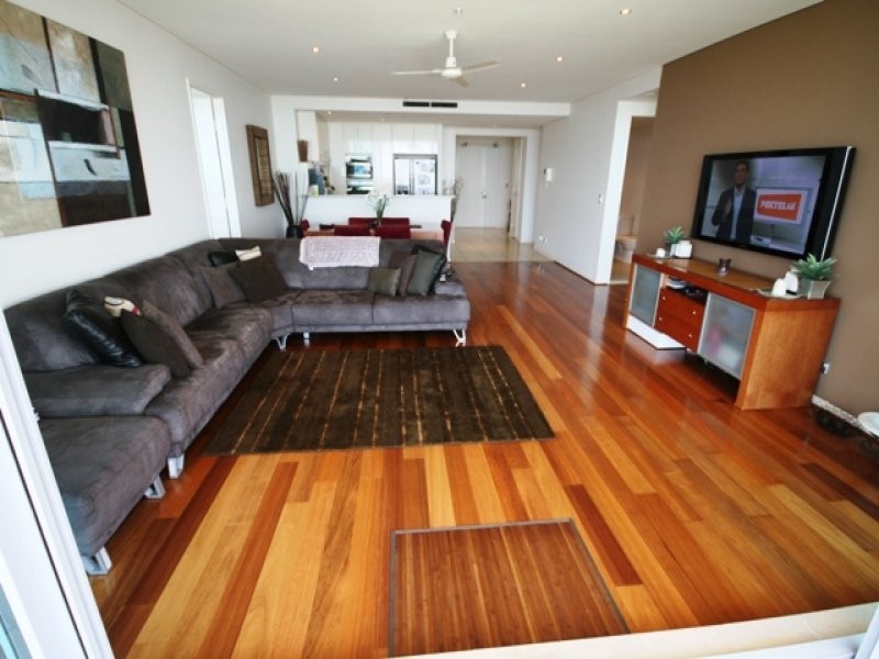 1 Como Crescent, Southport QLD 4215