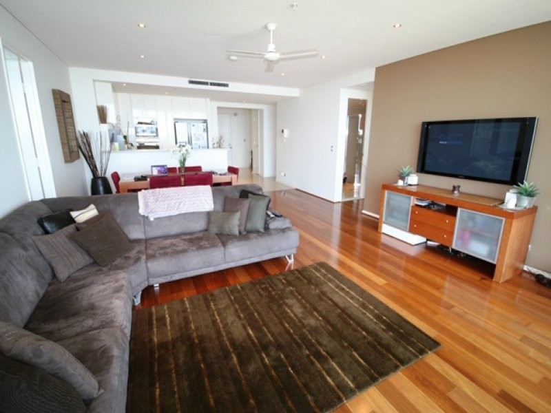 1 Como Crescent, Southport QLD 4215
