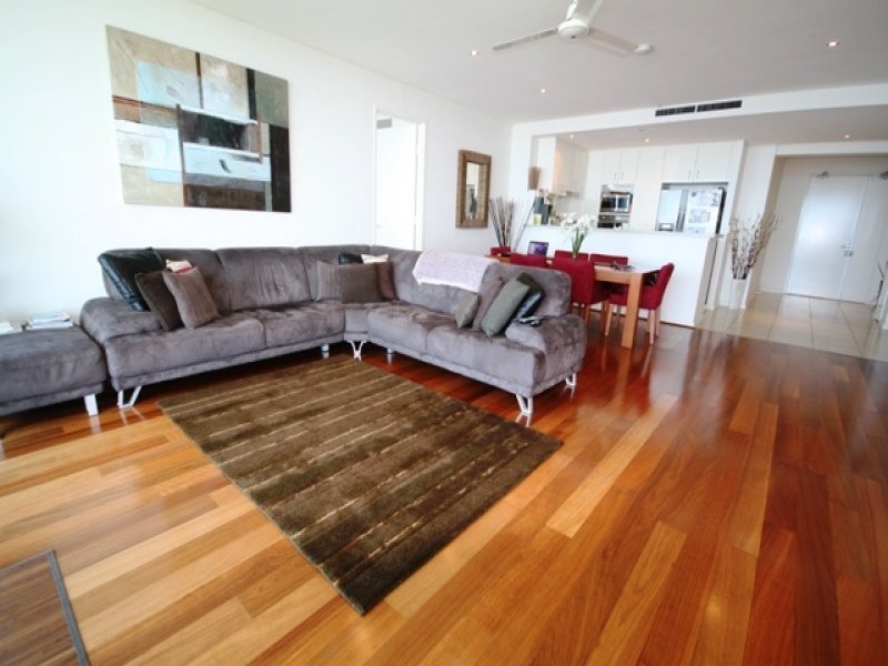 1 Como Crescent, Southport QLD 4215