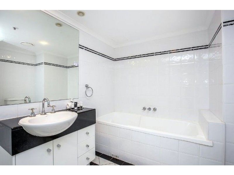 1 Hughes Avenue, Main Beach QLD 4217