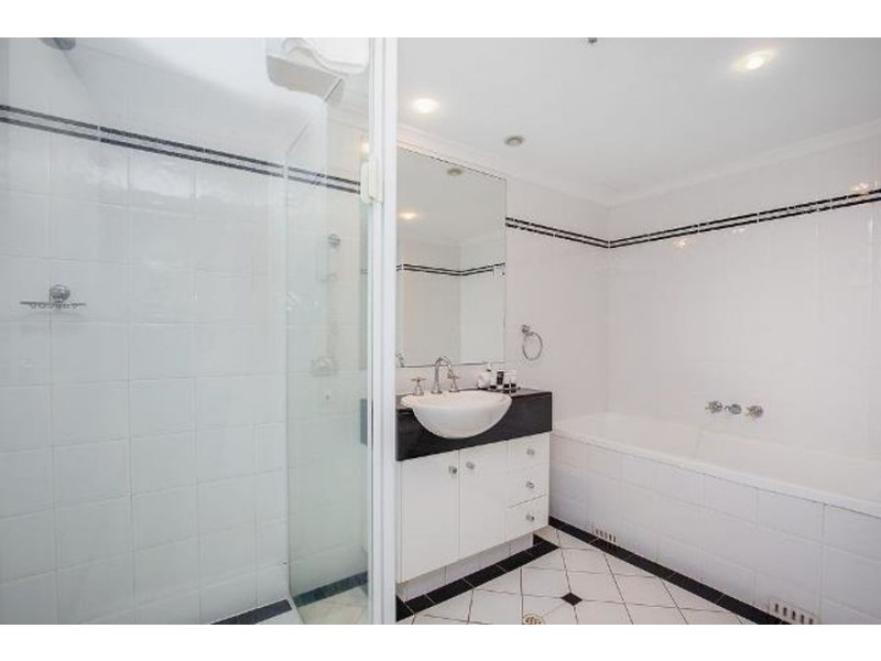 1 Hughes Avenue, Main Beach QLD 4217