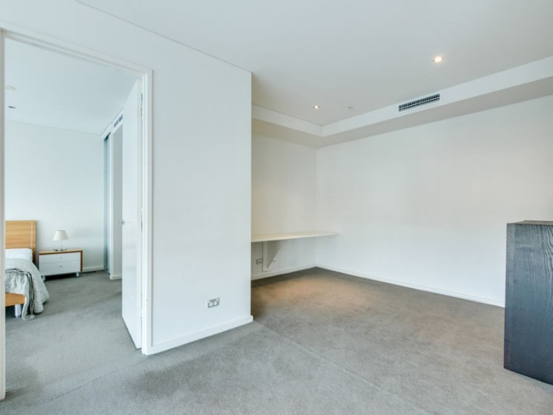 1 Como Crescent, Southport QLD 4215