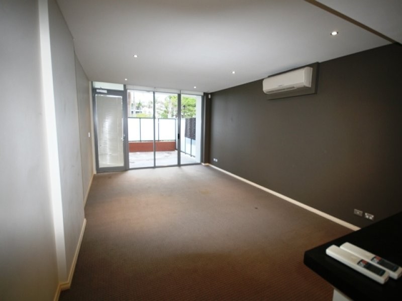 205/3 Como Crescent, Southport QLD 4215