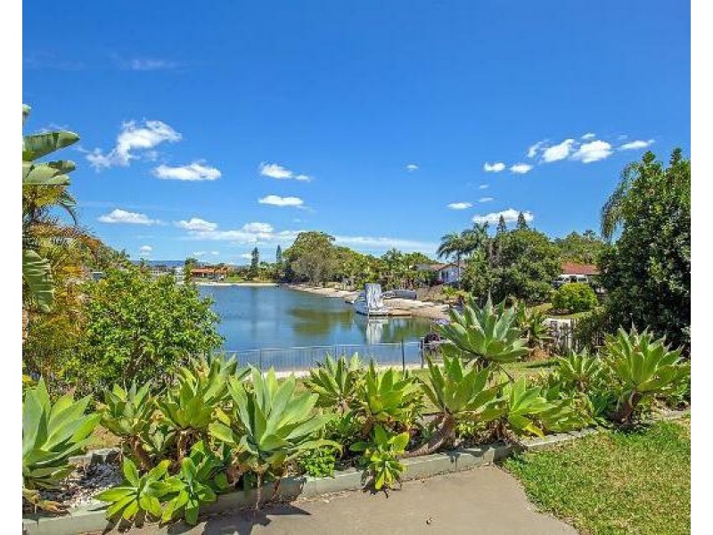 28 Bermuda Street, Broadbeach Waters QLD 4218