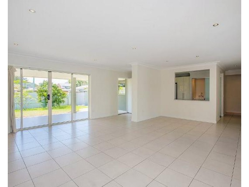 28 Bermuda Street, Broadbeach Waters QLD 4218