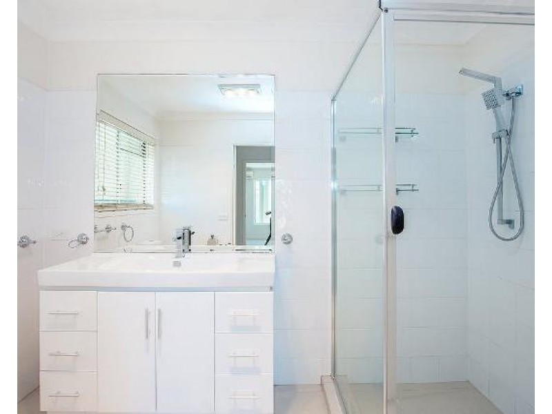 28 Bermuda Street, Broadbeach Waters QLD 4218