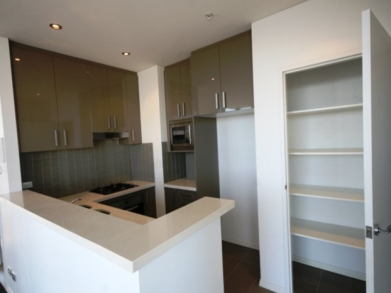 4 Como Crescent, Southport QLD 4215