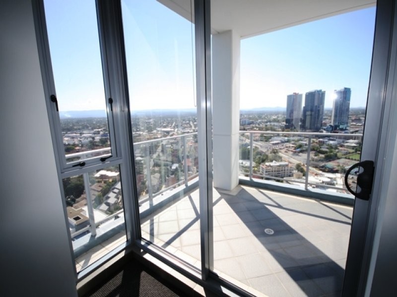 4 Como Crescent, Southport QLD 4215