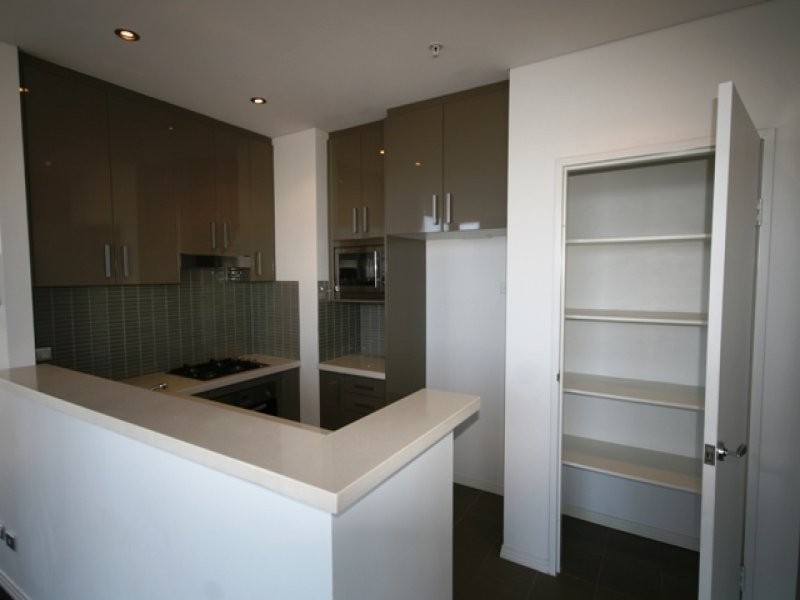 4 Como Crescent, Southport QLD 4215