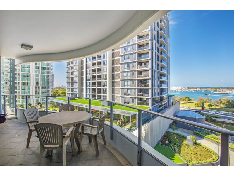 4 Como Crescent, Southport QLD 4215