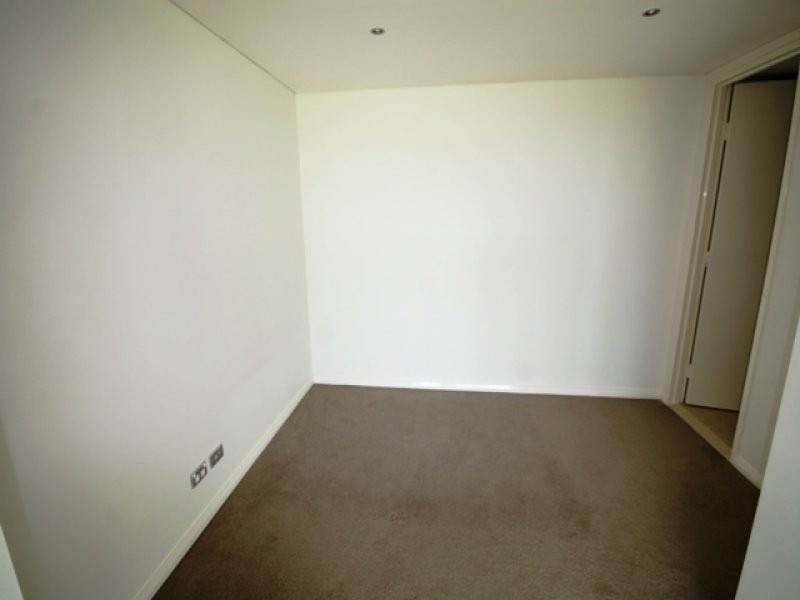 1 Como Crescent, Southport QLD 4215