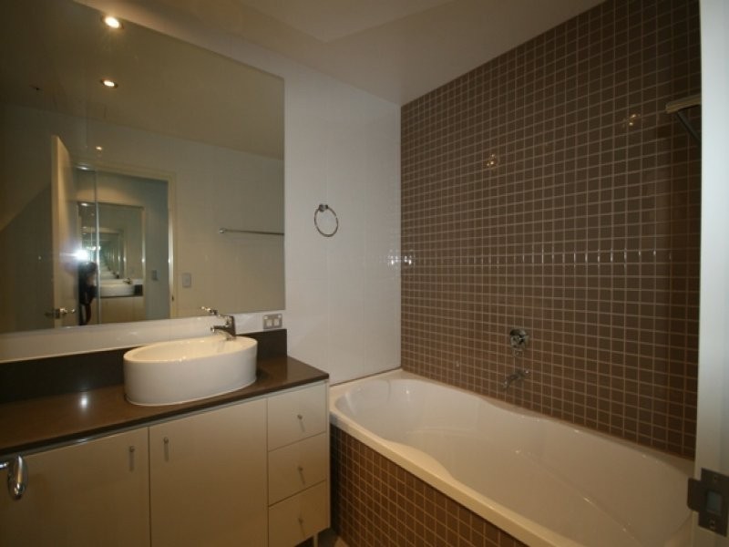 4 Como Crescent, Southport QLD 4215