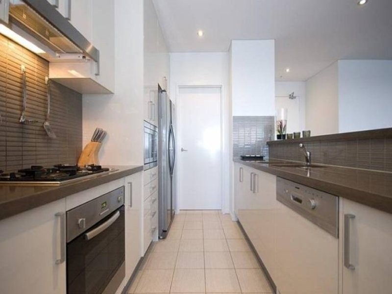 4 Como Crescent, Southport QLD 4215