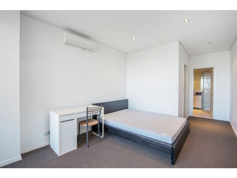 4 Como Crescent, Southport QLD 4215