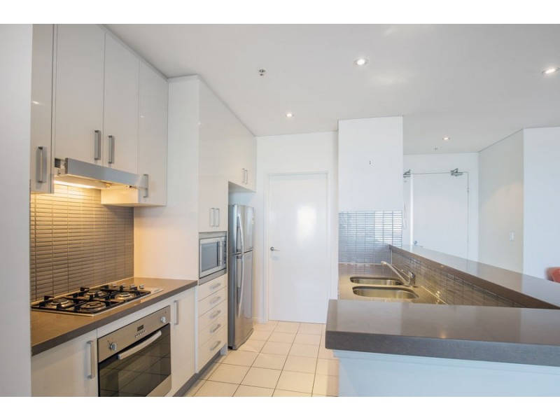 4 Como Crescent, Southport QLD 4215