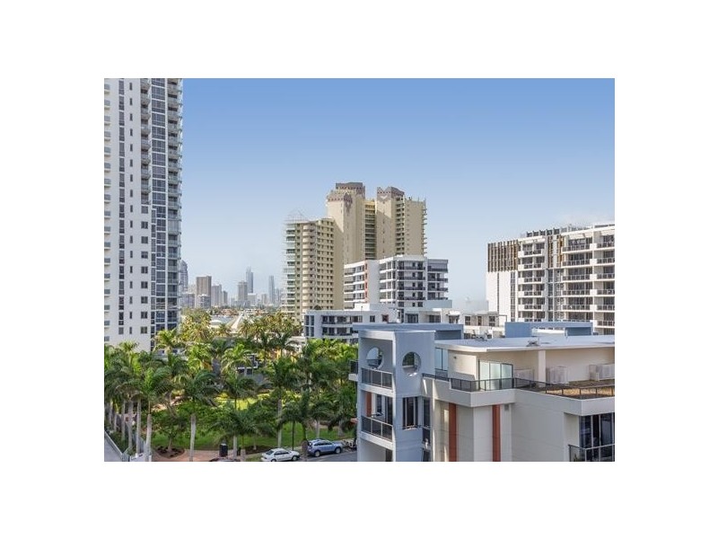 1 Como Crescent, Southport QLD 4215