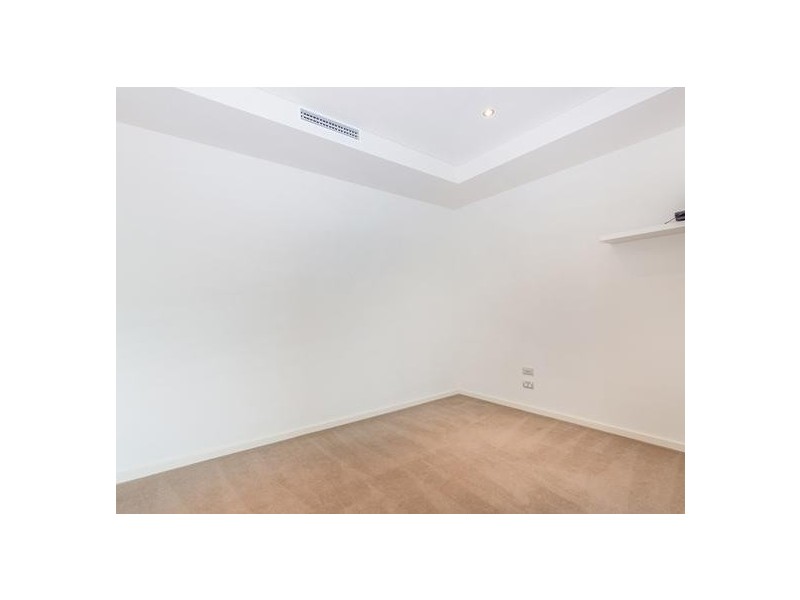 1 Como Crescent, Southport QLD 4215